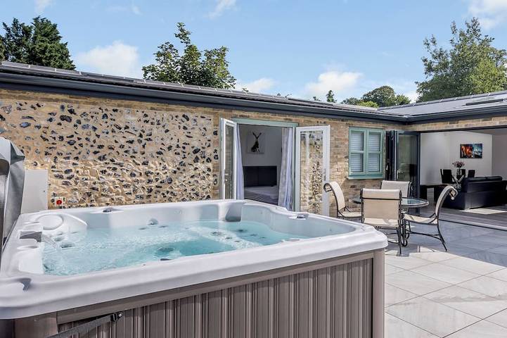 Cottage for 4 people, with hot tub and garden in Suffolk