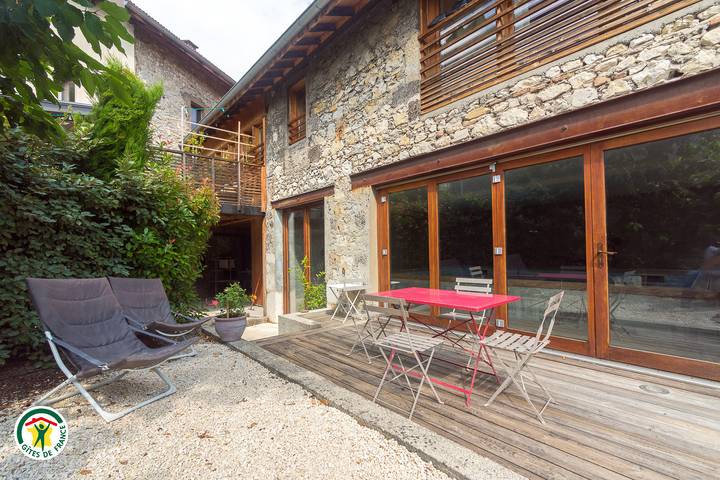 Gîte pour 4 personnes, avec piscine et sauna ainsi que terrasse et jardin