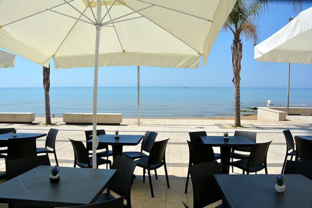 Appartamento intero, Attico panoramico fronte mare per 6/8 ospiti, in centro, wifi illimitato, in Marina di Ragusa, Provincia di Ragusa