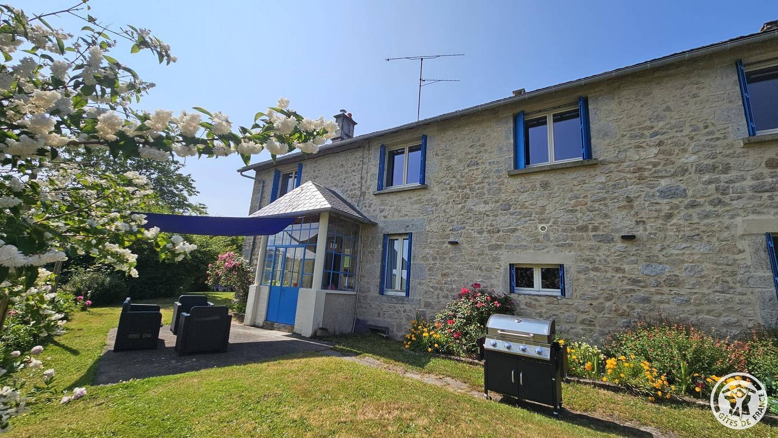 Gemütliche Gite mit Garten, TV und Flussblick in Liginiac, Ussel und Umgebung