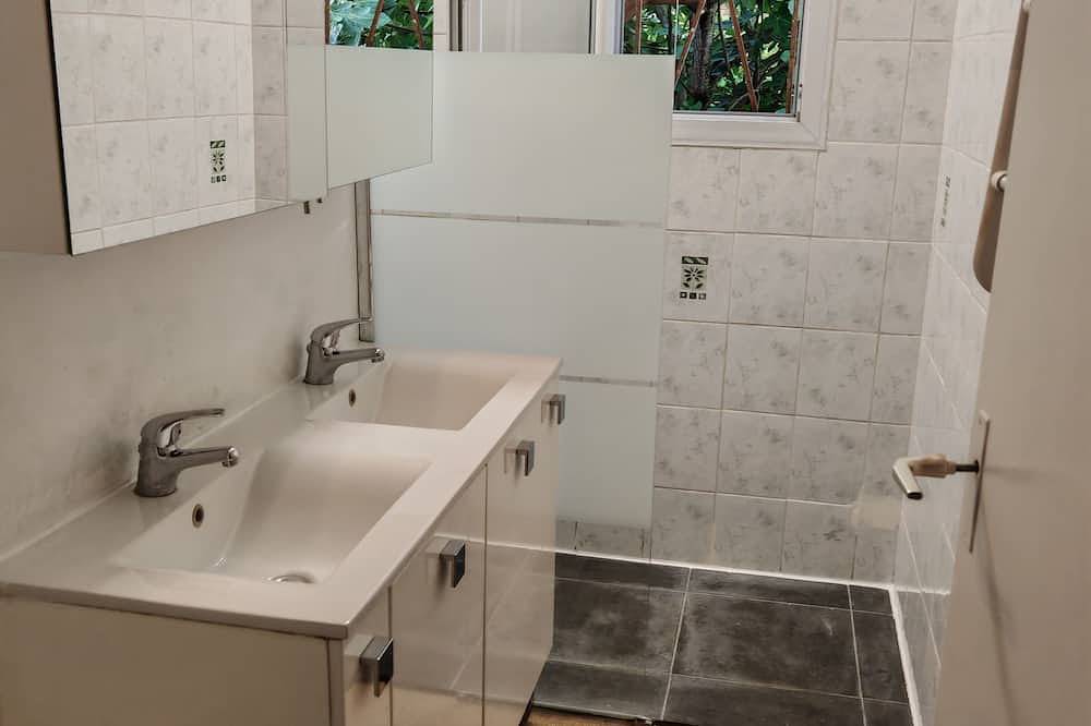 House in Poitiers, 2 bedrooms, sleeps 7 with parking. in Poitiers, Vienne