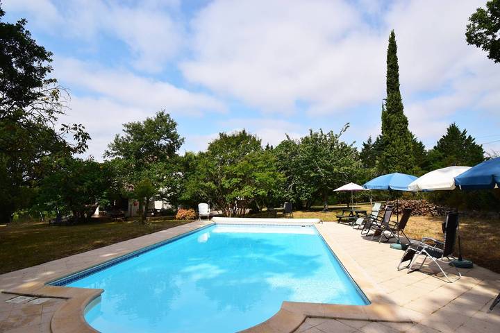 Gîte pour 13 personnes, avec piscine à Castella (homonymie)