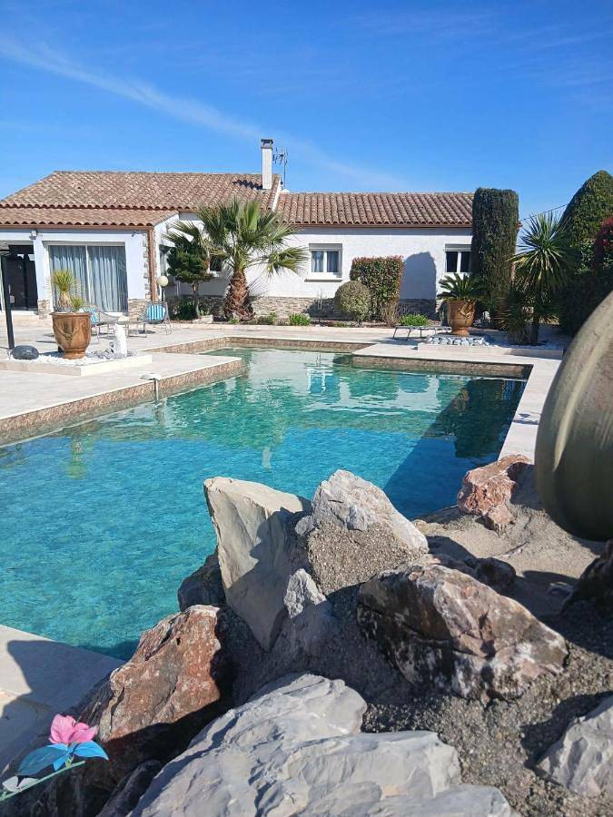 Location de vacances pour 8 personnes, avec jardin ainsi que piscine et jacuzzi à Montbazin