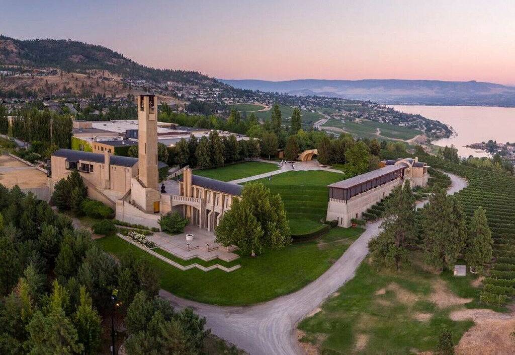 Ganze Wohnung, Casa del Mar! Pool, Tub & Refreshing Lakefront Resort in West Kelowna, Crystal Mountain