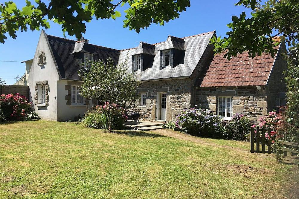 Detached Breton house 6 Pers quiet, garden, near Cote de Granit Rose in Rospez, Lannion region