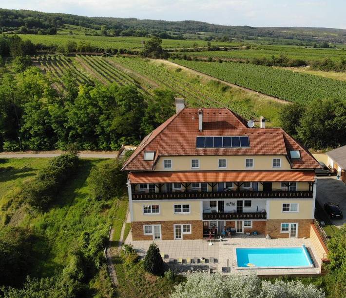 Ferienhaus für 2 Personen, mit Terrasse und Garten sowie Pool und Sauna