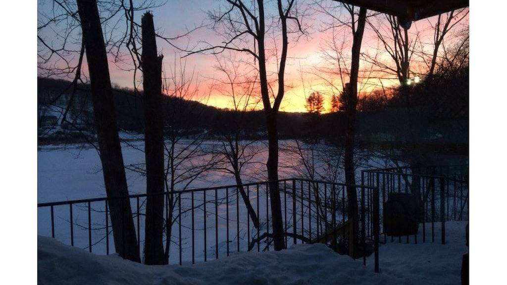 Lakefront Home 1 Meile von der Stadt, 7. 5 Meilen von Bethel Woods, Lake Views in Sullivan County