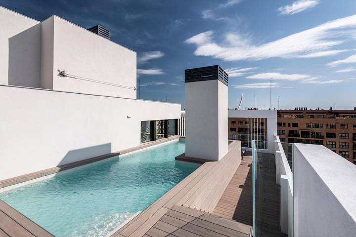Apartahotel para 6 personas, con vistas además de piscina y terraza en Valencia