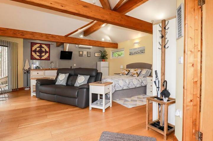 Brambleside Lodge, country holiday cottage, with a garden in Truro in Cornwall