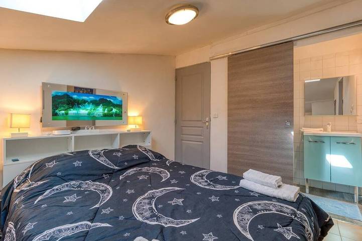 Entire apartment, "Transversal 3" 1-bedroom apartment-Wifi-AC-Parking optional. in Pézenas, Mediterranean Coast (France)