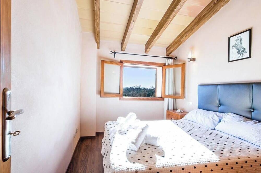 Finca Capote, private pool, Wifi, A/C, 3 bedrooms, 2.5 bathrooms, 6 persons in Búger, Majorca Center