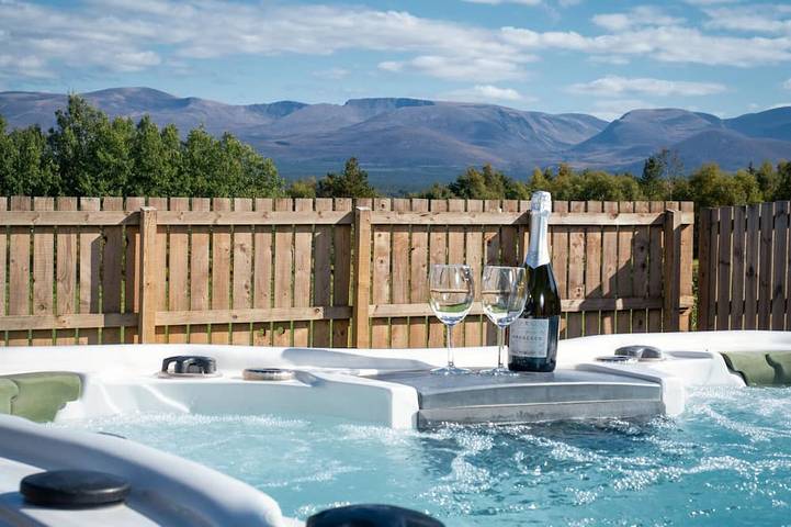 Chalet for 10 people, with hot tub and garden as well as balcony, with pets in Aviemore