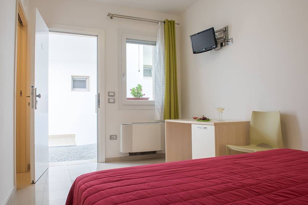 Ground Floor Double Room in \"Donnosanto Residence\" in Torre Santa Sabina, Salento