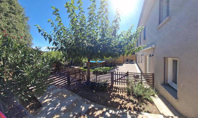Location de vacances pour 5 personnes, avec jardin et piscine à Moltifao