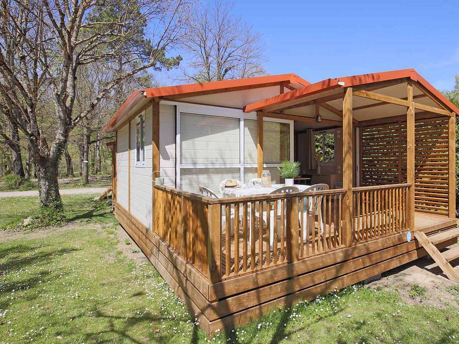 Camping Le Mont Grêle - Chalet 5 personnes - Chalet Morea- 25m² - Vue Lac - terrasse couverte 12m² in Lépin-le-Lac, Région de Chambéry