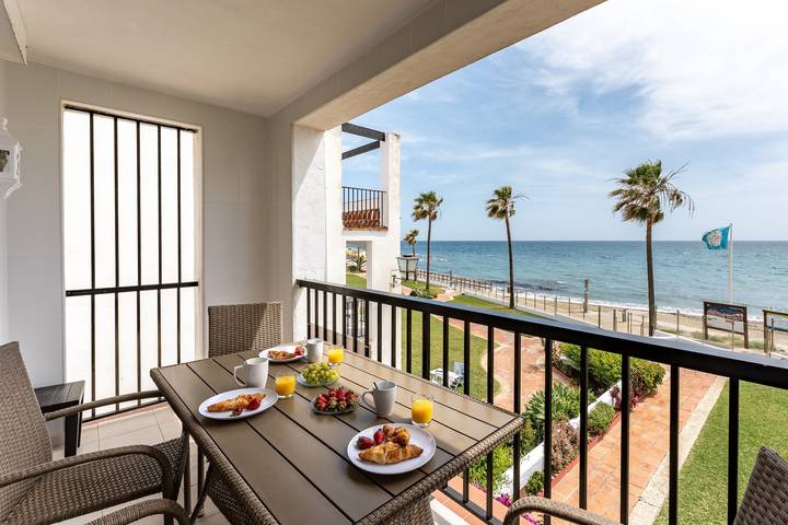 Entire apartment, Beach Front house - Full Sea view - Dona Lola Beach Resort - Marbella - Mijas in Sitio de Calahonda, Mijas