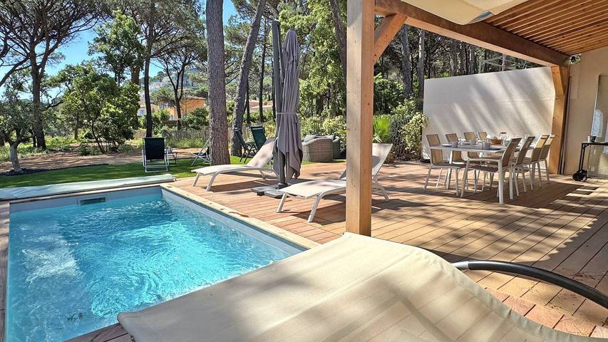 Gîte pour 10 personnes, avec Terrasse ainsi que Jardin et Piscine dans Plage de la Nartelle