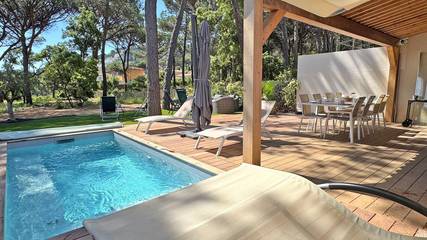 Gîte pour 10 personnes, avec terrasse ainsi que piscine et jardin, adapté aux familles à Sainte-Maxime