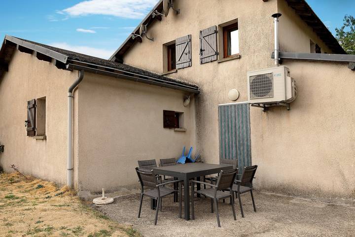 Petite maison 'Gite Saint Guiral' avec vue sur les montagnes, terrasse privée et jardin privé in Dourbies, Parc national des Cévennes