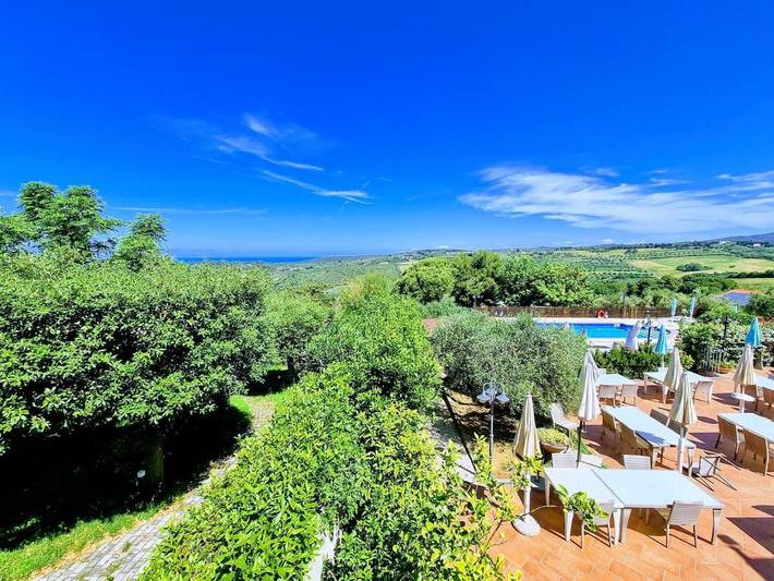 Privatzimmer für 2 Personen, mit Terrasse und Garten sowie Pool und Ausblick in San Vincenzo