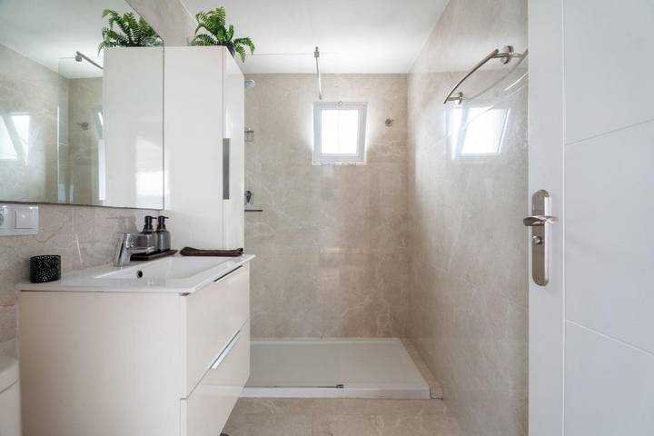 Apartamento entero, Apartamento vacacional 'Ático con barbacoa y terraza' con vistas al mar, terraza privada y Wi-Fi in Fañabé, Adeje
