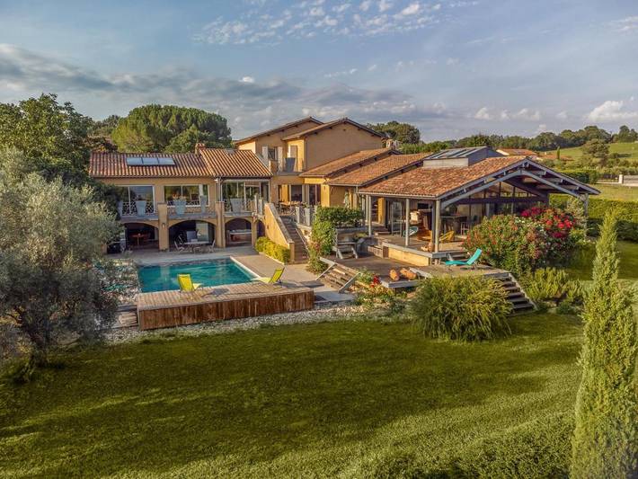 Villa pour 14 personnes, avec jardin et piscine ainsi que vue et sauna, animaux acceptés