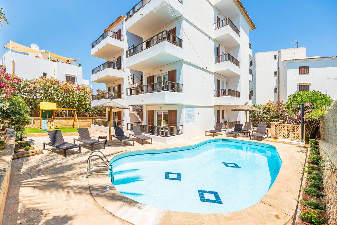 Entire apartment, Apartment 'Gran Sol Family 1' with Shared Pool, Wi-Fi and Air Conditioning in Cala Serena, Felanitx