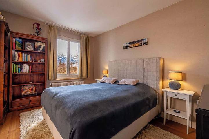 Lake and Mountain View Villa with Hot Tub & Garden in Hünibach, Hilterfingen