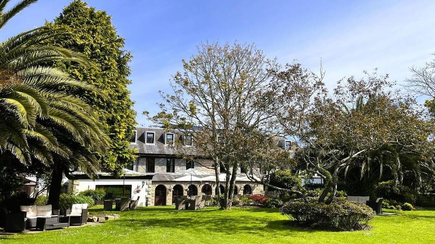 Hotel for 5 people, with Terrace and Yard as well as Pool in Guernsey
