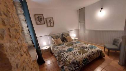 Location de vacances pour 4 personnes, avec vue et terrasse à Vénéjan