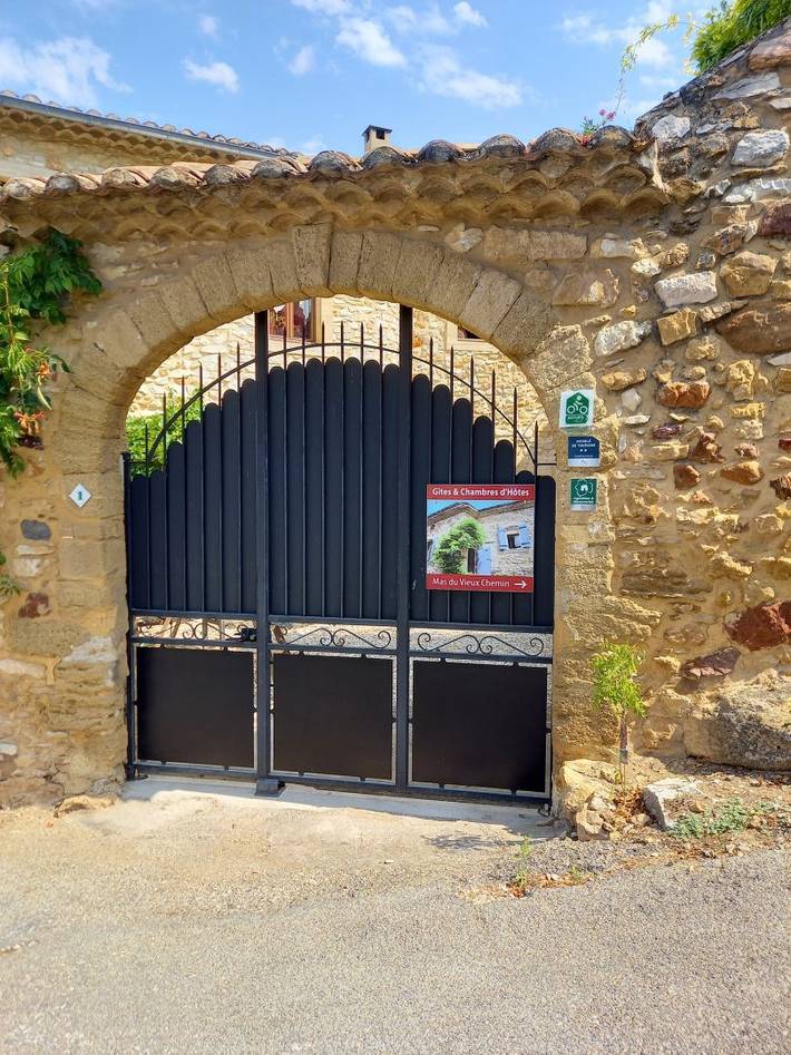 Gîte pour 2 personnes, avec terrasse à Saint-Victor-la-Coste - 4