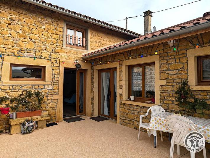 Gîte pour 13 personnes, avec jardin dans Beaujolais - 2