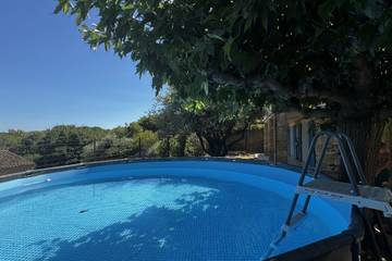 Location de vacances pour 6 personnes, avec terrasse ainsi que piscine et jardin à Sauveterre