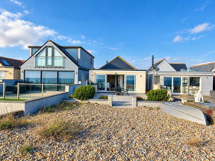 Modern Beachfront Bungalow with Ocean Views in Pevensey, Ost Sussex