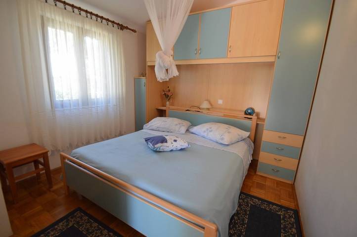 Ganze Wohnung, Apartment Franka 1, Wohnfläche 84 m2. Es verfügt über zwei Schlafzimmer, ein Badezimmer mit Badewanne, ein Wohnzimmer, ein Esszimmer und eine Küche. Das Apartment verfügt über eine große Terrasse und einen privaten Parkplatz. in Mali Lošinj, Aratore