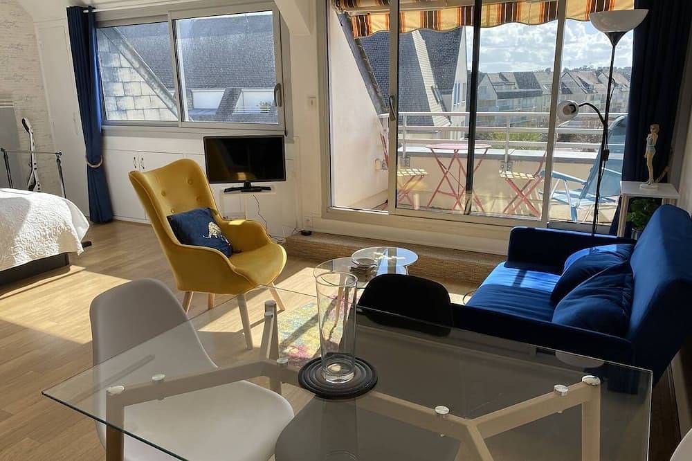 Appartement entier, Joli studio décoré avec goût dans une résidence avec piscine et à 150 m de la grande plage in Saint-Cast-le-Guildo, Région de Dinan