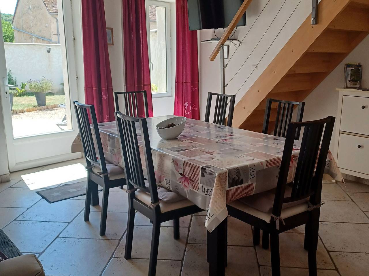 Geräumiges Haus mit Terrasse, Grill und Internet in Les Bordes in Les Bordes (Yonne), Yonne