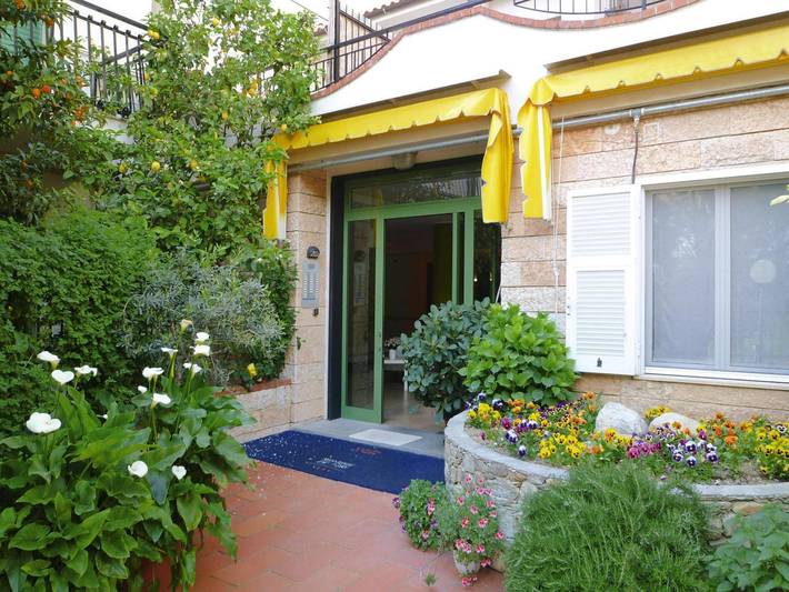 Ferienwohnung für 3 Personen, mit Balkon/Terrasse und Terrasse sowie Whirlpool und Garten in Pietra Ligure Gemeinde