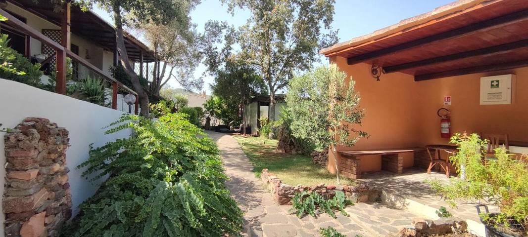 B&b per 2 persone, con giardino e panorama nonché terrazza in Teulada
