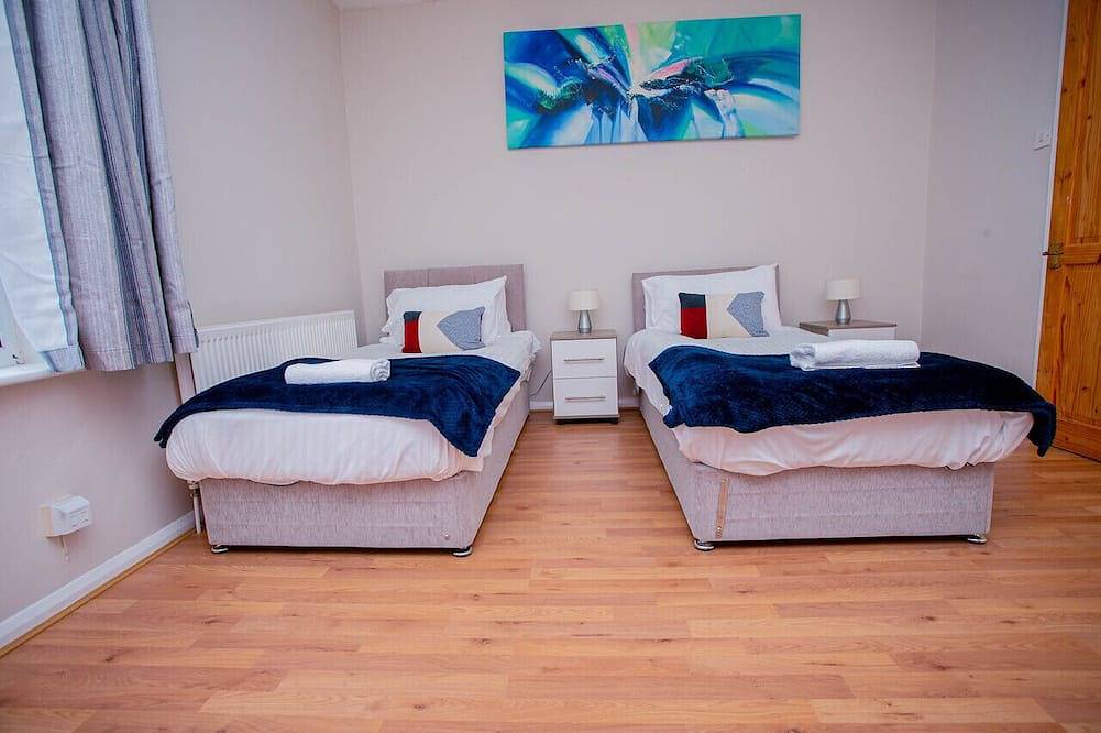 Cosy ,spacious ,clean 3 bed house,10miuntes walk from town centre in Kettering, Northamptonshire