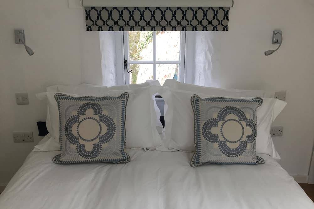 Quirky cottage for two near coastal footpath at Borth y Gest in Borth-y-Gest, Snowdonia