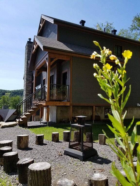 Vacation rental for 24 people, with hot tub and terrace in Canada
