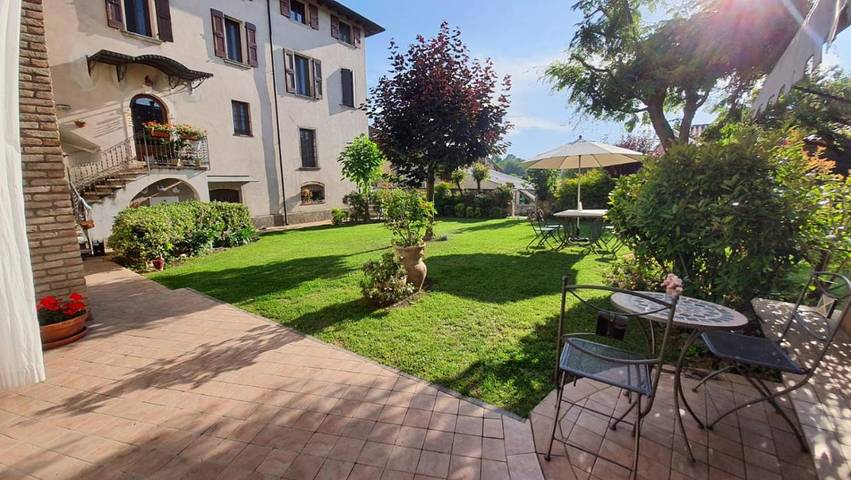Casa vacanza per 2 persone, con Terrazza e Idromassaggio nonché Giardino e Panorama a Monzambano