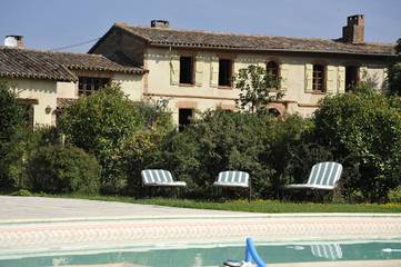 Gîte pour 25 personnes, avec terrasse ainsi que piscine et jardin dans Haute-Garonne