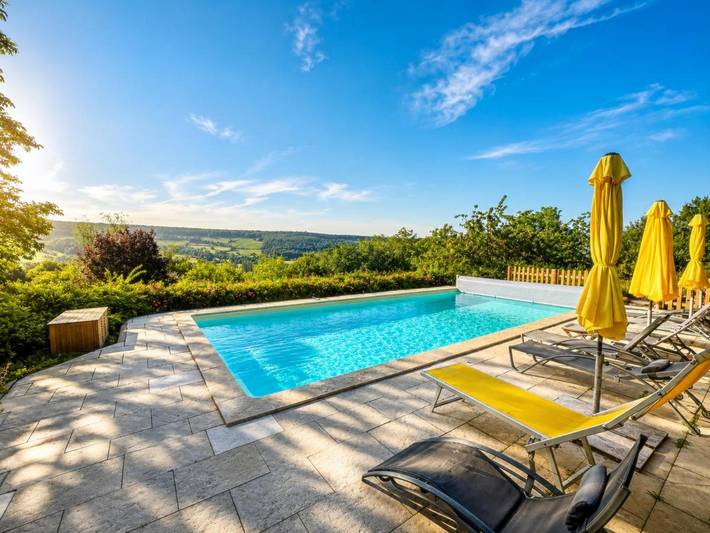 Location de vacances pour 21 personnes, avec piscine et jardin ainsi que vue et terrasse à Montoillot