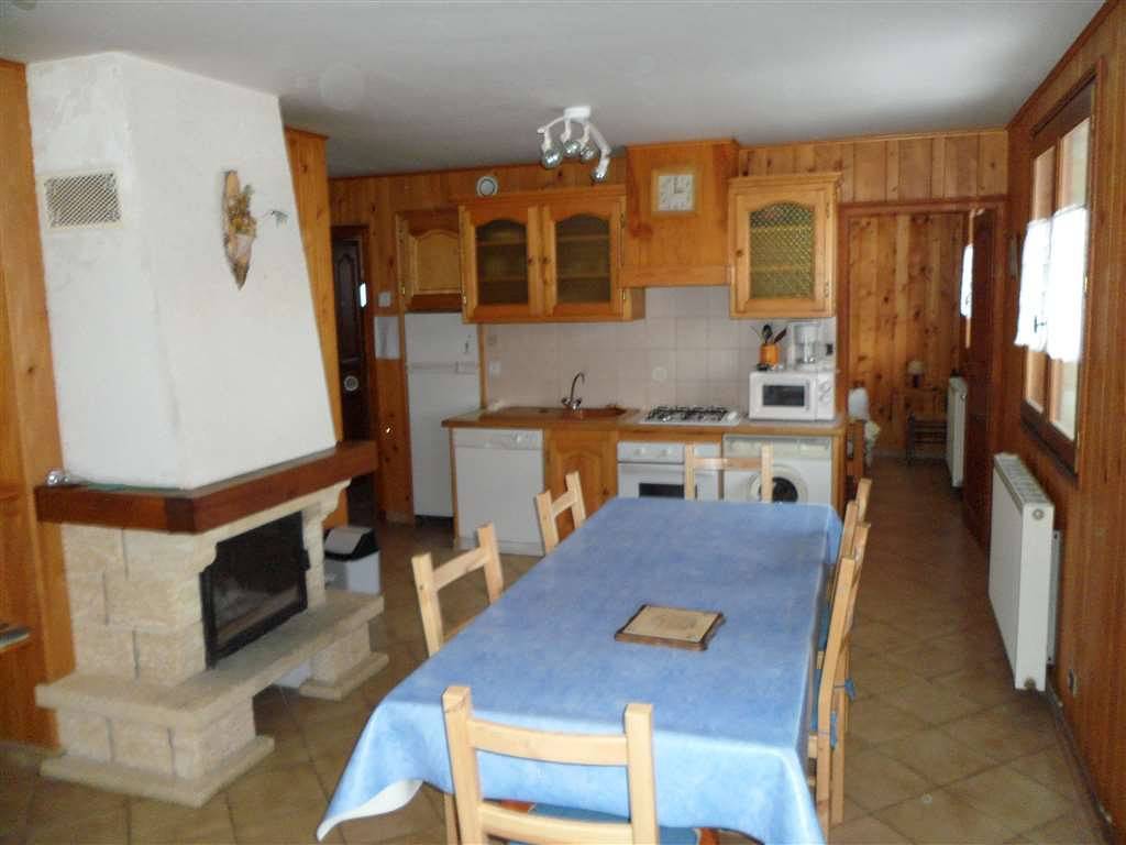 Gîte douillet avec parking, cheminée et WiFi près du centre-ville et de la rivière in Saint-Pierre-d'Entremont, Isère