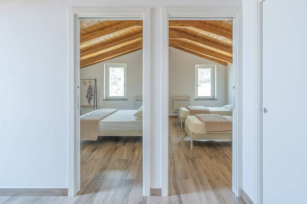 Appartamento intero, Newly refurbished apartment with a private panoramic terrace near Sorrento in Vico Equense, Monti Lattari
