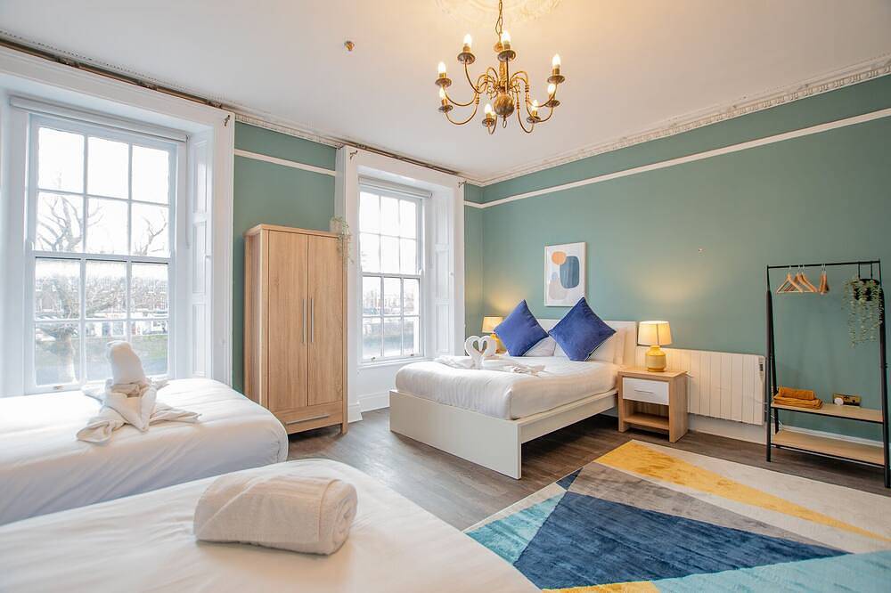 The Yellow Door by Shortstays, Sleeps 25, 2 mins from Temple Bar! in Dublin, County Dublin