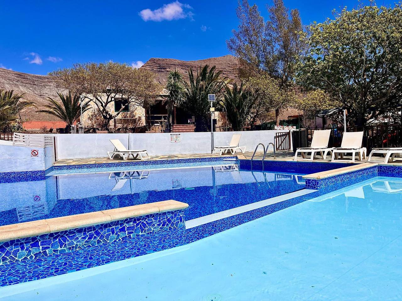 Villa "Vivienda Vacacional Sara" con vistas a la montaña, terraza, piscina y pista de baloncesto in Tetir, Fuerteventura
