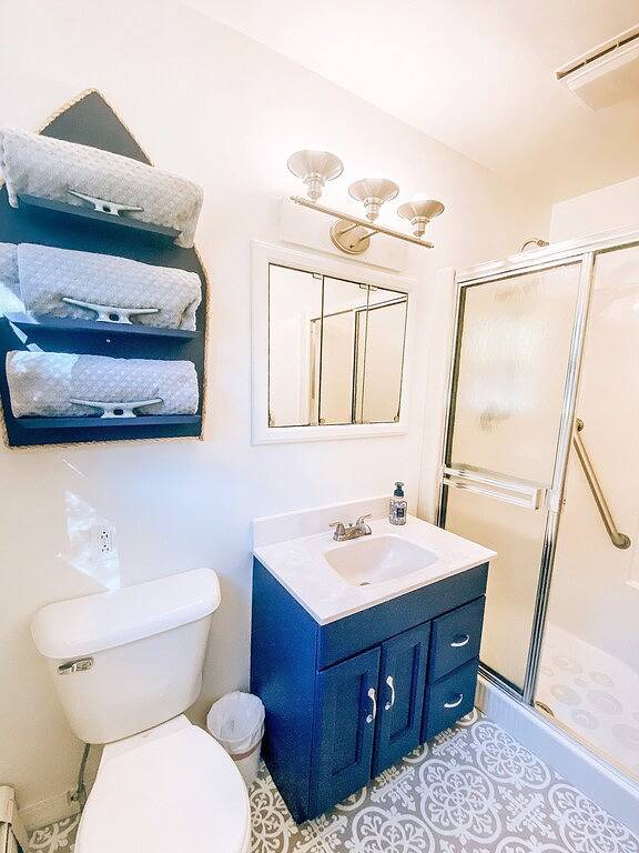 Lakeside cottage, close to town, large lot, 300+ft of Moosehead Lake frontage in Greenville (ME), Moosehead Lake